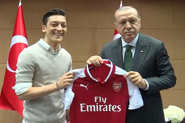 Ο Μεσούτ Οζίλ ζει σε έπαυλη 6,8 εκατομμυρίων ευρώ με θέα τον Βόσπορο - Ποια είναι η άγνωστη σχέση του με τον Ερντογάν